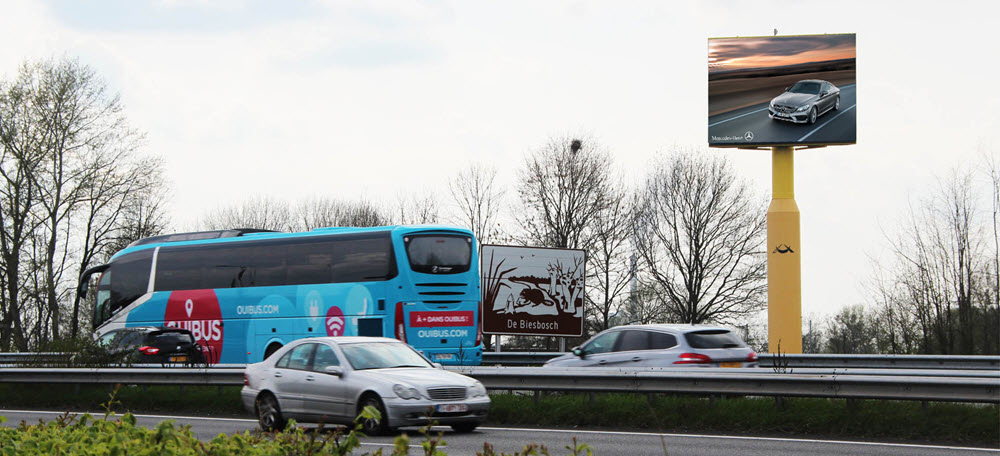 snelwegreclame op een snelwegmast