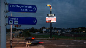 Digitale snelwegreclame in de avond